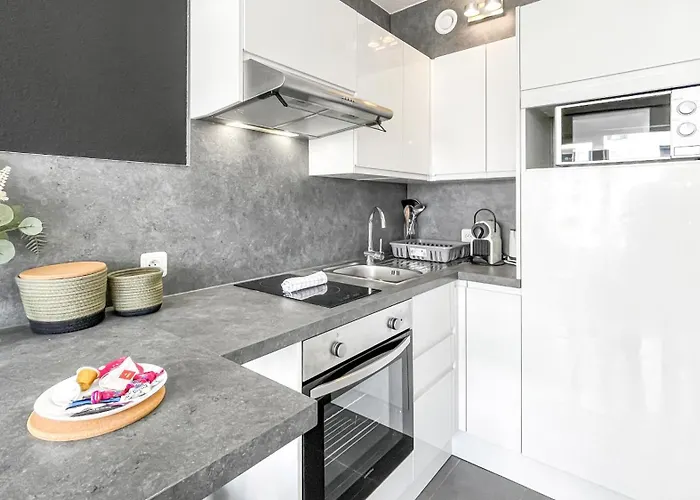Homey Garden - Parking Gratuit, Balcon, Proche Tram, Netflix Apartament